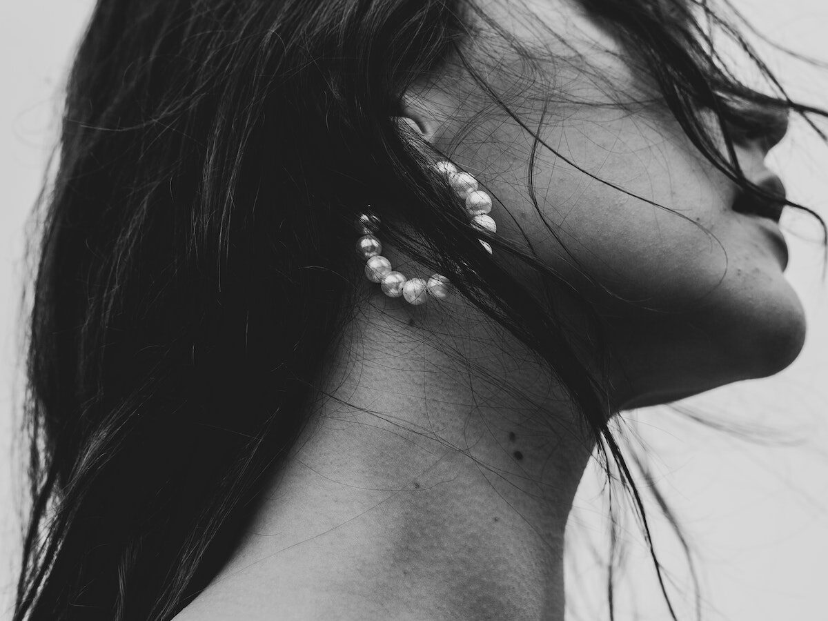 - ČasProŽeny.cz A Woman With Long Hair Wearing a Peral Hoop Earring