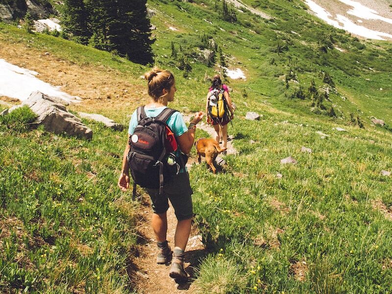 - ČasProŽeny.cz woman walking down the hill at daytime