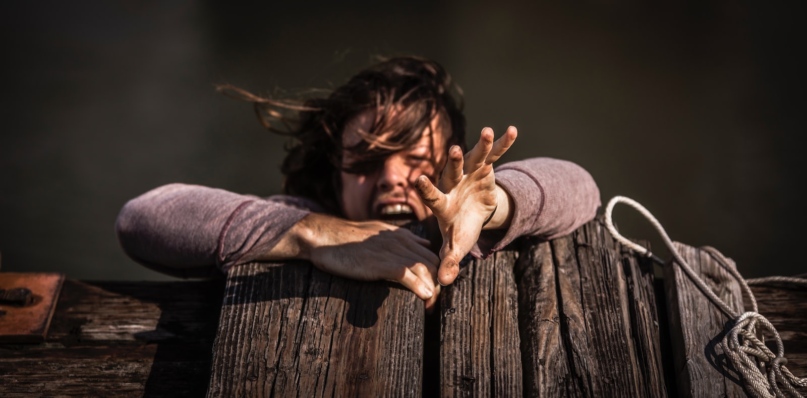 - ČasProŽeny.cz woman holding on brown wooden plank