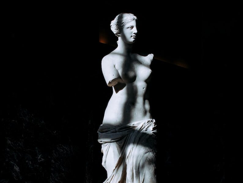 - ČasProŽeny.cz woman white statue