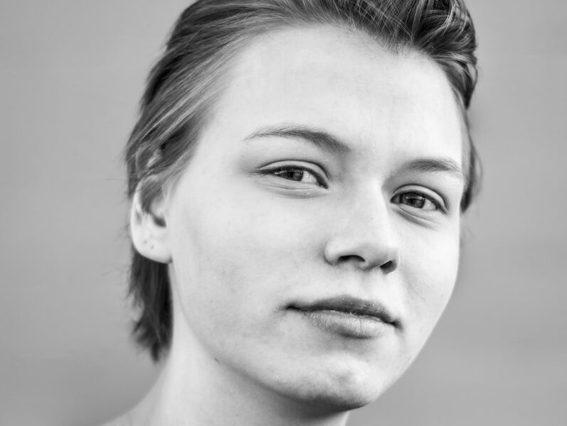 woman wearing black shirt