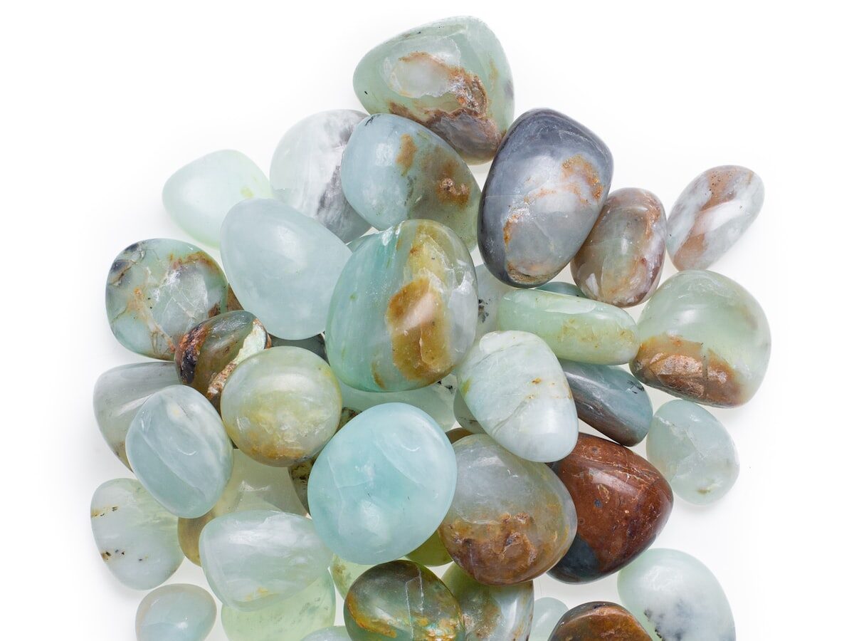 - ČasProŽeny.cz white green and brown stones