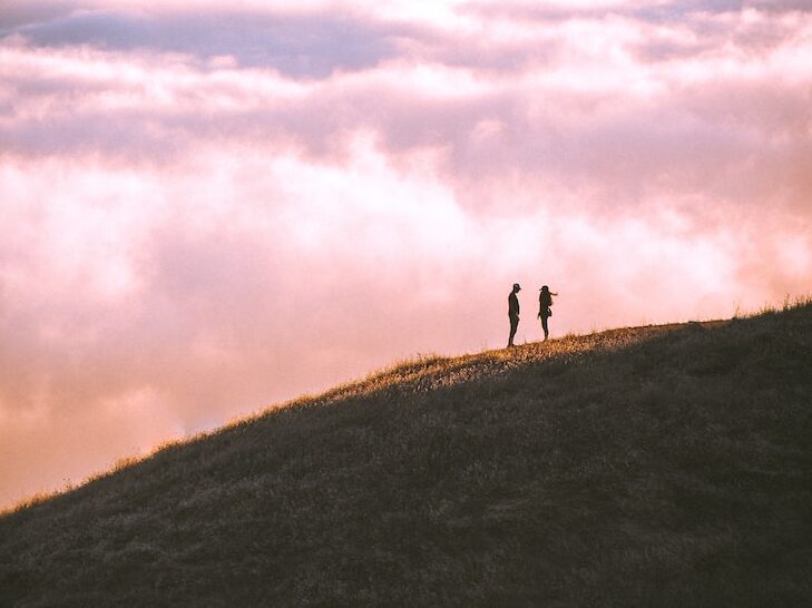 - ČasProŽeny.cz couple standing on grass field mountain