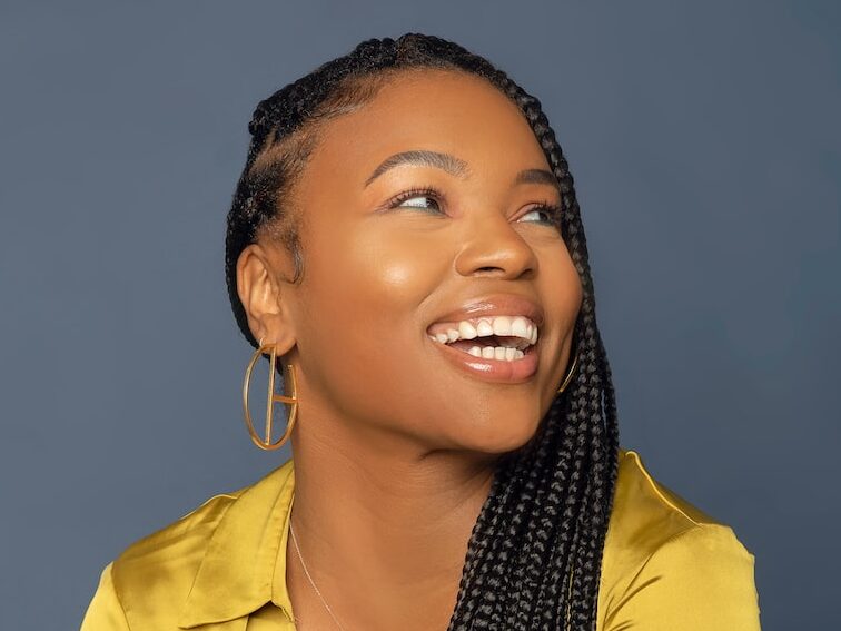 - ČasProŽeny.cz woman in yellow button up shirt wearing black and white scarf