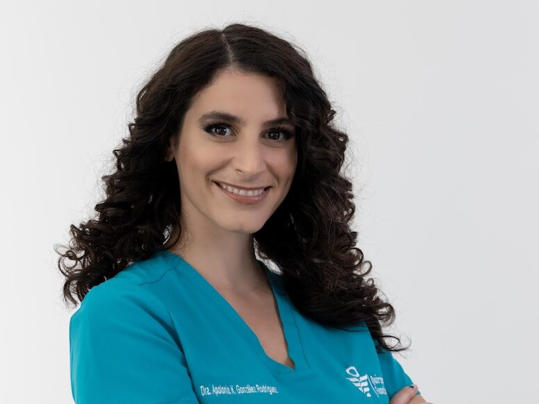 - ČasProŽeny.cz woman in blue crew neck t-shirt smiling