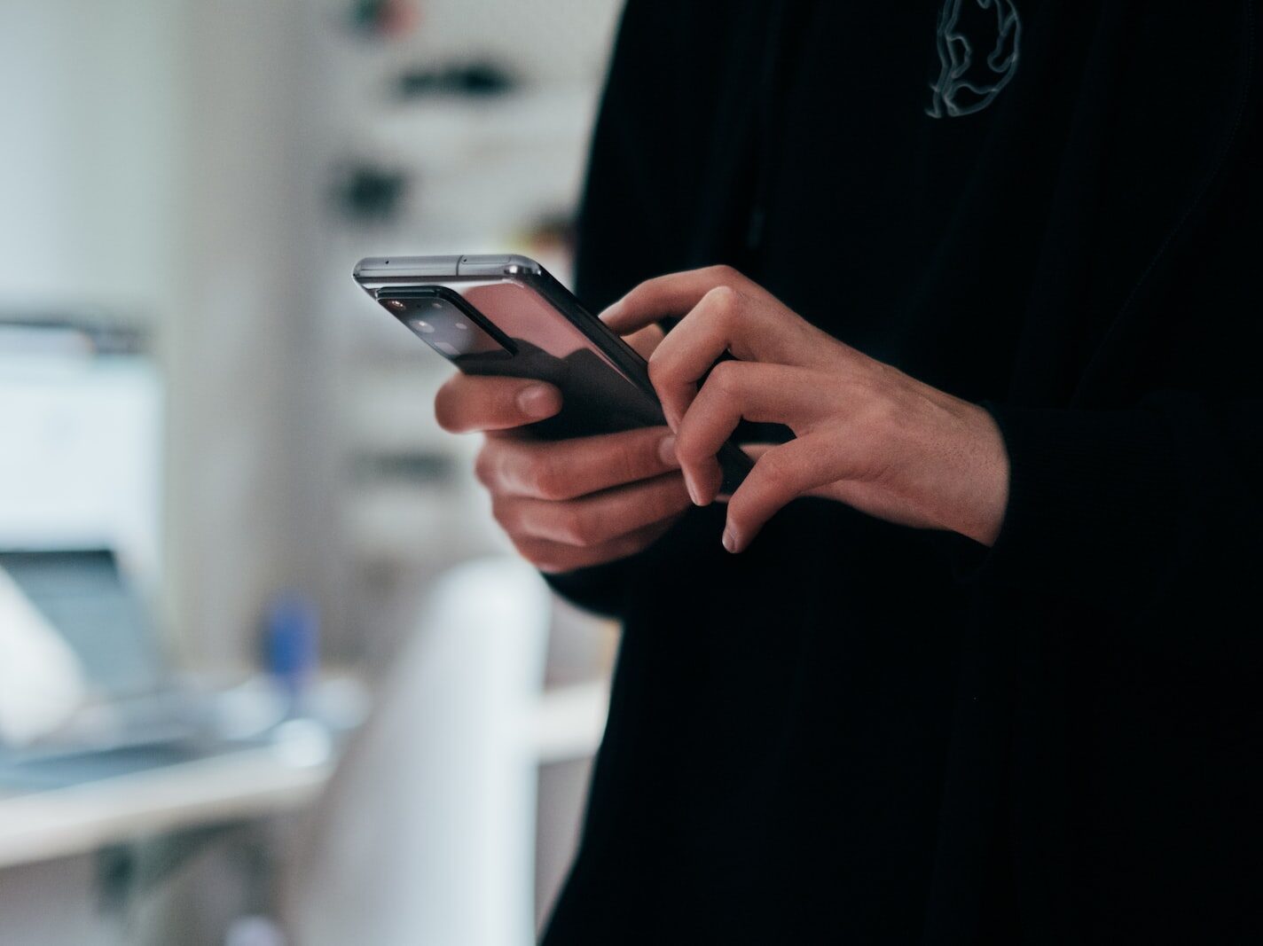 - ČasProŽeny.cz person holding black android smartphone