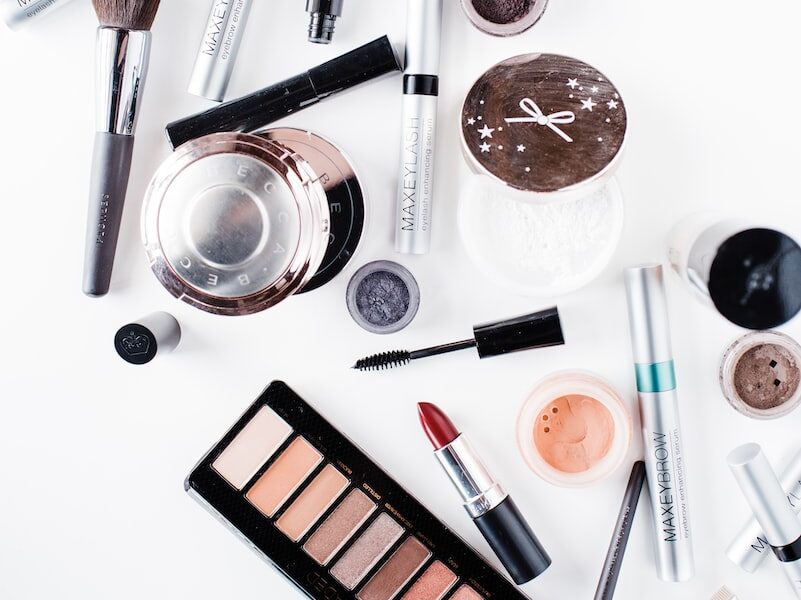 assorted color make up brushes