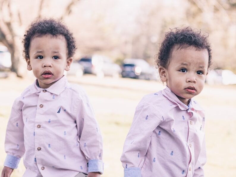 - ČasProŽeny.cz boy in white button up shirt standing on green grass field during daytime