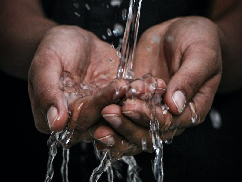 - ČasProŽeny.cz pouring water on person's hands