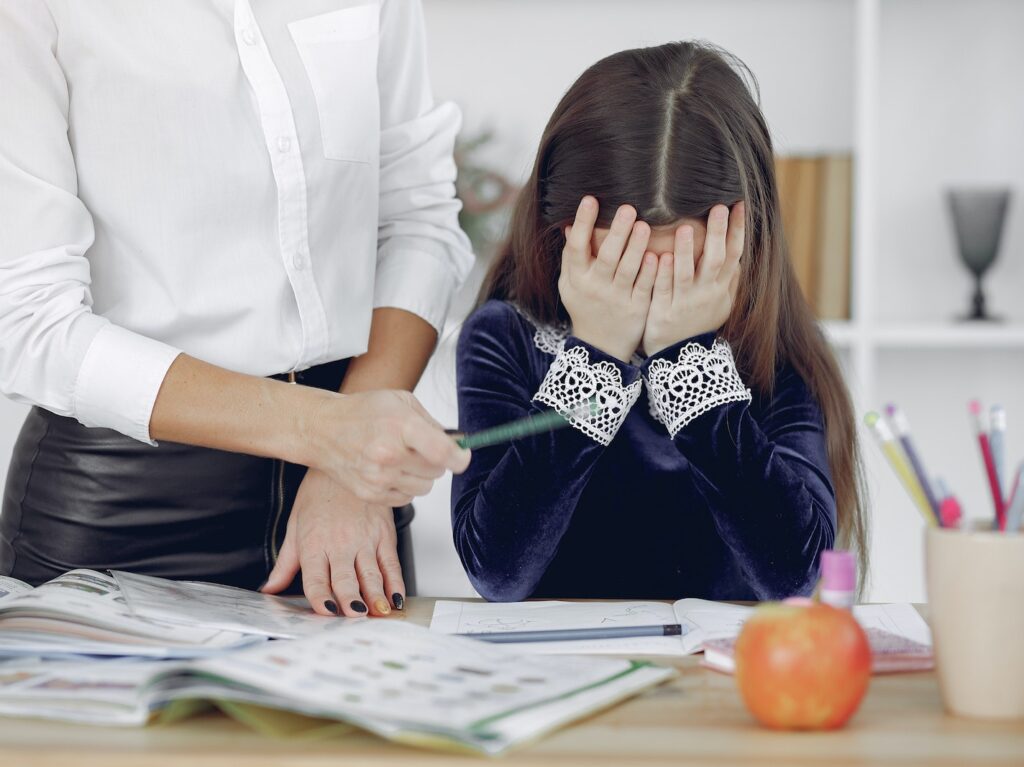 - ČasProŽeny.cz Upset little girl sitting near crop woman in classroom