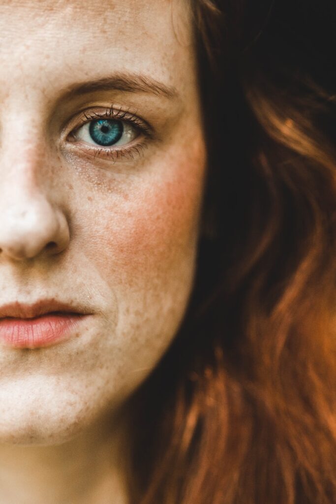 Erik Mclean - ČasProŽeny.cz left cheek of green-eyed woman