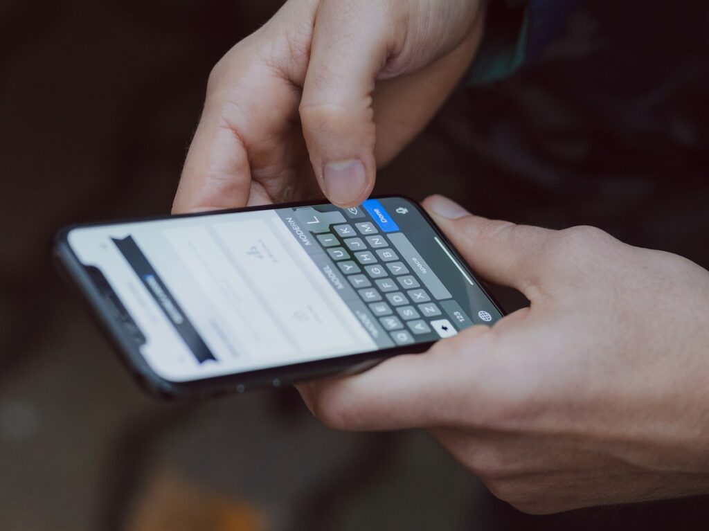 - ČasProŽeny.cz selective focus photography of person using smartphone