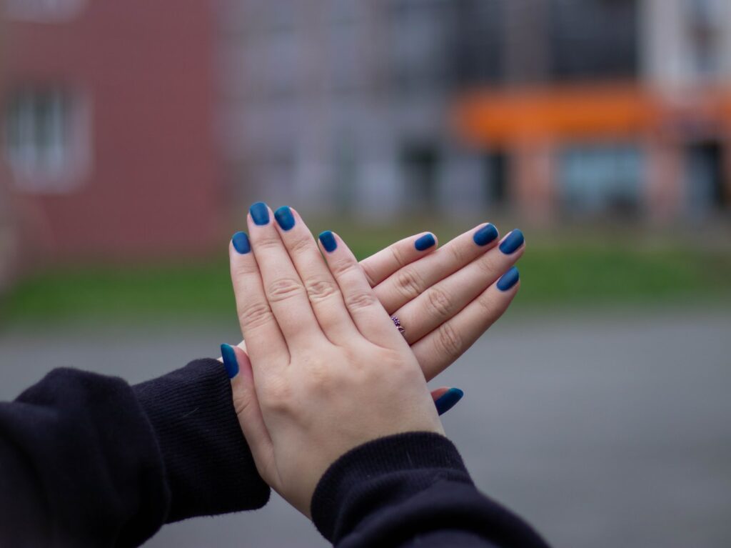 - ČasProŽeny.cz person with blue manicure and blue manicure