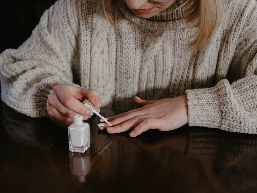 - ČasProŽeny.cz woman in gray sweater holding cigarette stick