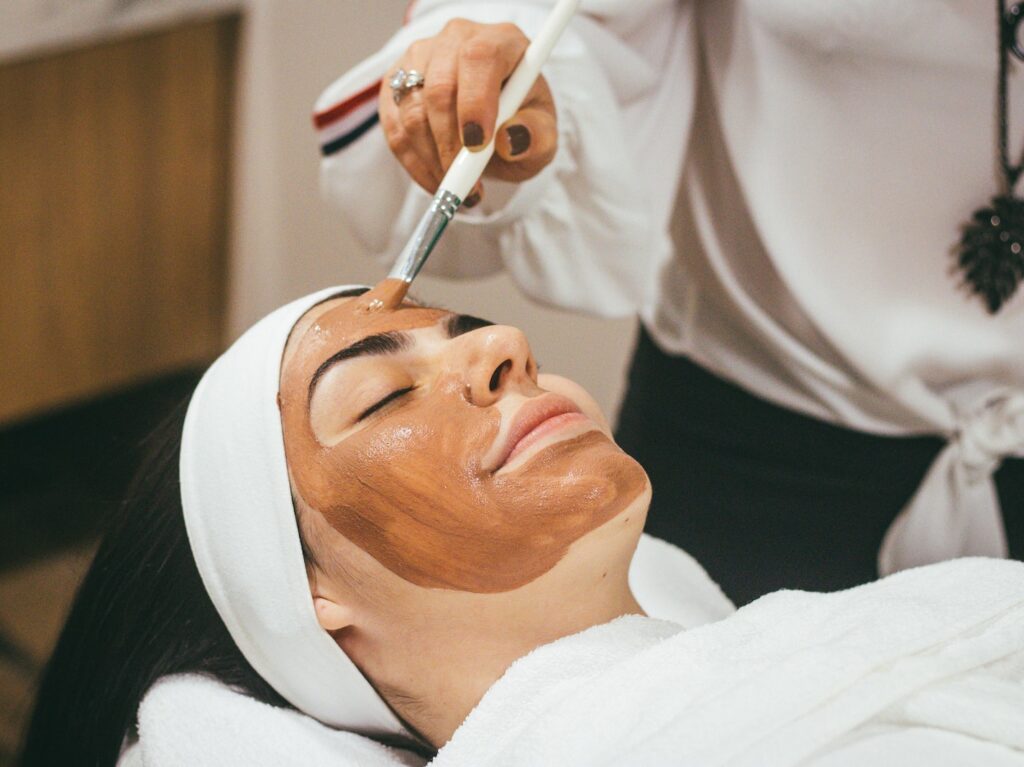 - ČasProŽeny.cz man wearing mud mask