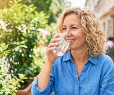 kolik-vody-je-opravdu-dost-m-ty-o-pitn-m-re-imu-featured-1