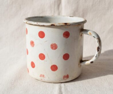 kdo-m-doma-star-smaltovan-hrnek-s-punt-ky-mo-n-featured