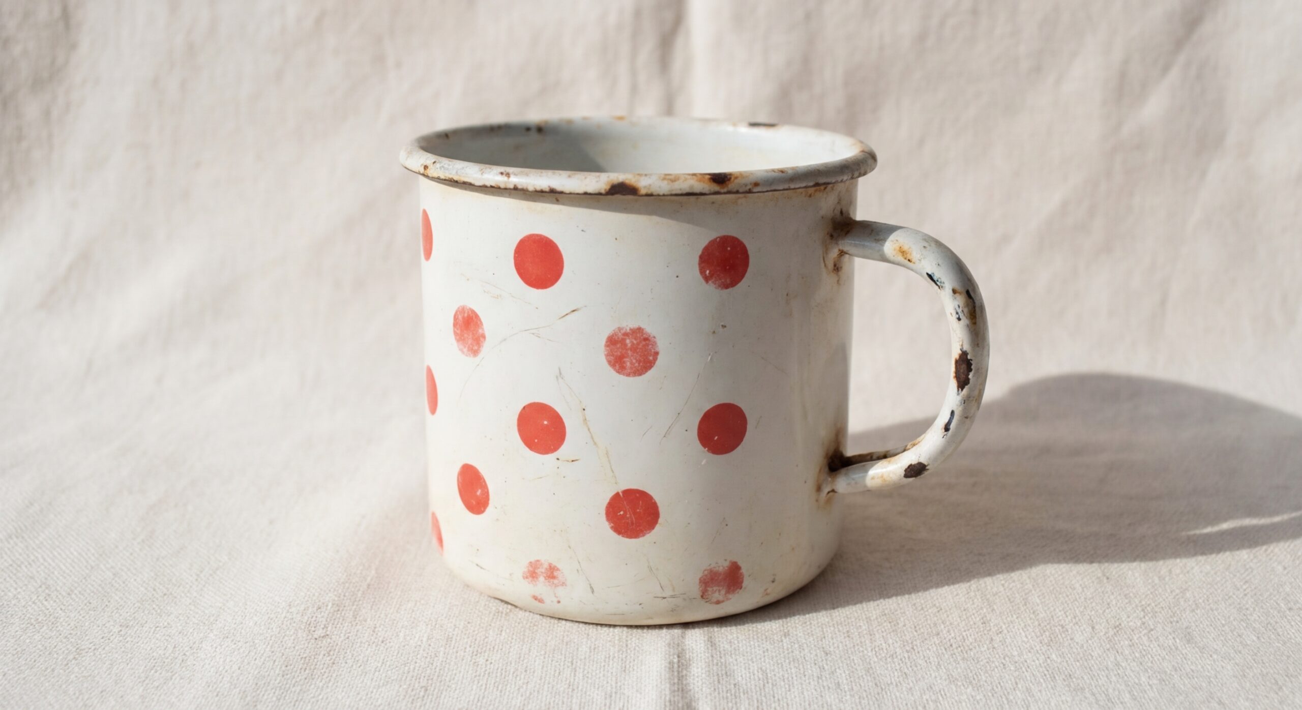 kdo-m-doma-star-smaltovan-hrnek-s-punt-ky-mo-n-featured