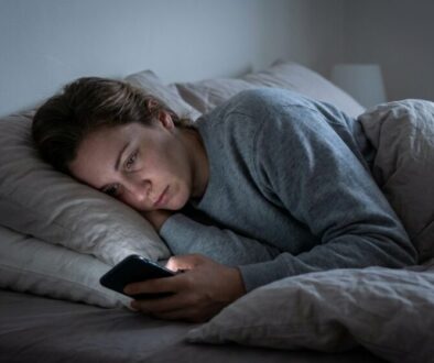 nejhor-poloha-p-i-sledov-n-mobilu-v-posteli-ni-featured-1